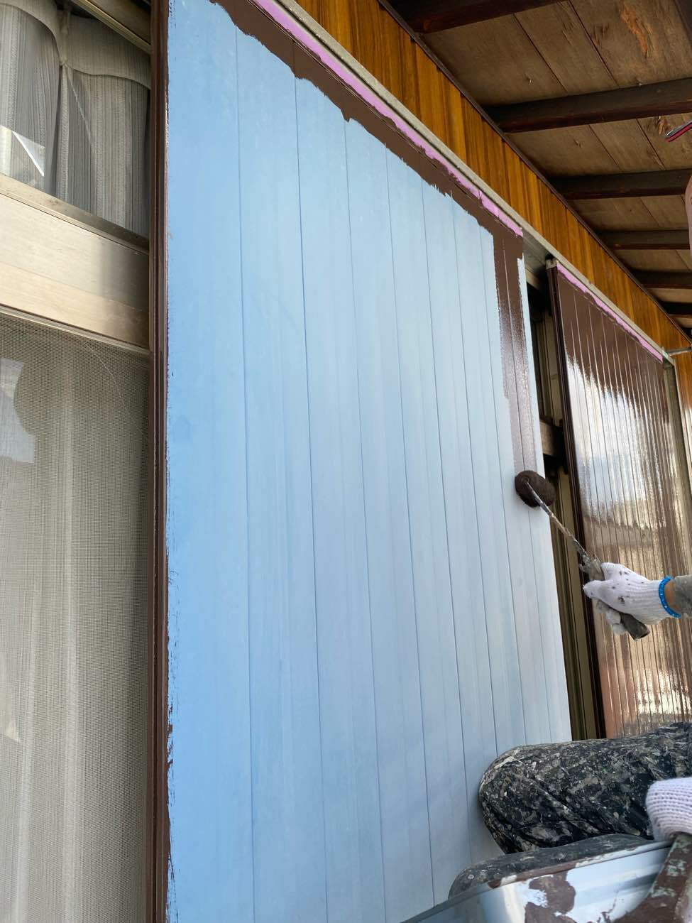 知立市山町にて、外装の雨戸塗装と軒天修理を進めています。